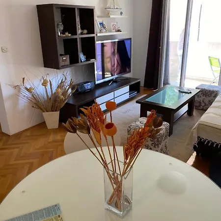 Apartment Apartman Tin