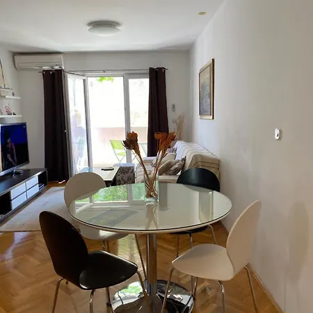 Apartment Apartman Tin